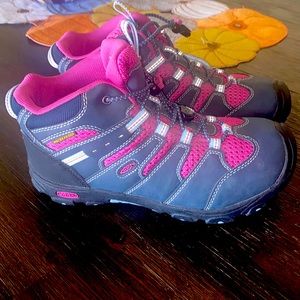 Keen waterproof girls hiking boots. Only worn once. Like new.